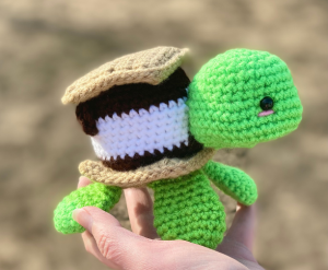 Amigurumi S’mores Turtle (free pattern by Crafty Kitty Crochet)